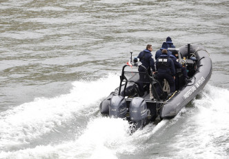 警察在塞纳河上巡逻。AP图片