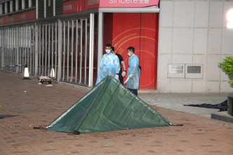 警员以帐篷遮盖死者遗体。