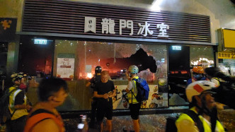 屯门食肆被破坏纵火。