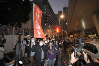 法院外大批支持者声援黄之锋等被判囚三名前香港众志成员。