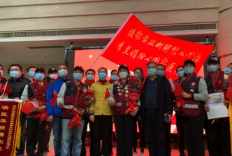 东湖高新区、武汉大学人民医院为其举行了简单而隆重的欢送仪式。(网图)