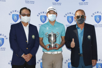 香港哥尔夫球会向伍城锋（中）颁发香港哥尔夫球会邓树泉纪念杯，表扬他在香港职业高尔夫球协会排名赛取得冠军。相片由公关提供