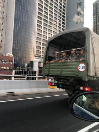 网民拍摄到解放军军车行走。突发事故报料区图片