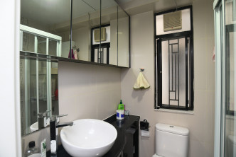 浴室保養不俗，並設抽氣扇及窗戶通風。