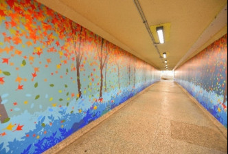 换上图案墙纸的弼街的行人隧道。网志图片