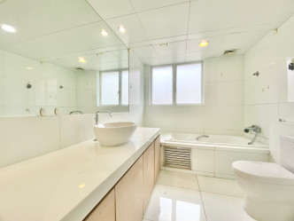 浴室以白色设计，更显简洁。