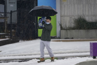 民众冒雪购买生活必需品。AP图片