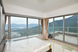 主人套房設有兩面大玻璃窗，把海景及山景引入屋。