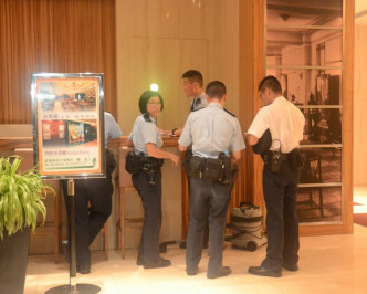 警員在酒店大堂調查。
