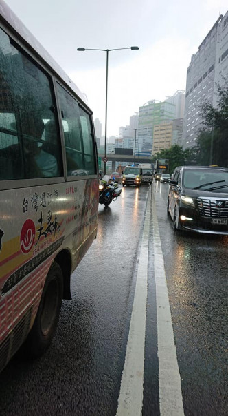 荃灣路出九龍3車相撞。圖:Ben Yu‎香港突發事故報料區