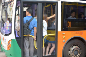 有駛經的巴士載滿乘客。