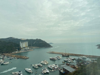 單位外望，可見香港仔南避風塘海景，更可眺望海洋公園的過山車。