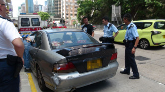 私家車車尾有碰撞痕跡。林思明攝