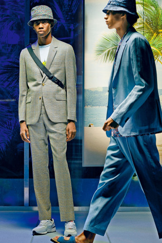 Paul Smith春夏系列的西装造型，分别配衬运动鞋/售价待定及麖皮双扣搭带凉鞋/前/$3,190，展现结合休闲与优雅的新「型」态。
