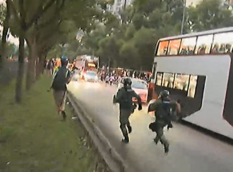 警方在東涌消防局外向示威者方向推進。無線新聞截圖