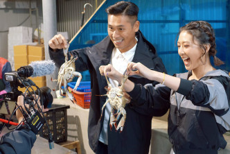 两人去咗忠清南道品尝地道美食酱油蟹，她形容口感似甜虾，好好味。