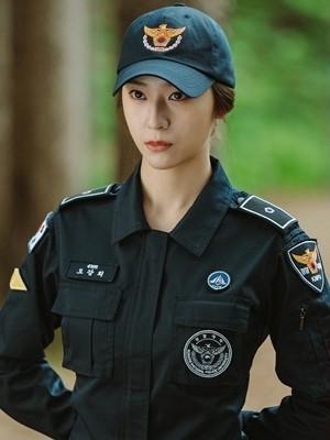 鄭秀晶仲有軍裝女警造型。