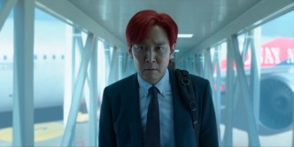 李政宰染上一头红发。