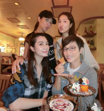 享受同好姊妹蔡少芬、陈法蓉和李亚男欢聚时刻。