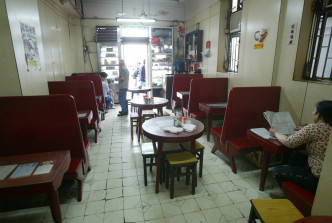 海安㗎啡室内枣红色的枱櫈用了69年。