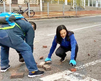 葛珮帆在路德圍一帶與街坊一同清理磚磈路障。葛珮帆fb圖片