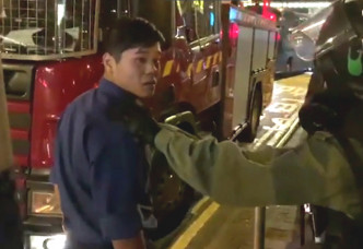 一名消防員向在場防暴警員投訴，雙方發生爭拗。台灣中視截圖
