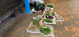 地攤擺放著多份蔬菜如青菜、茄子等。Mei Foo 美孚FB圖片
