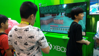 多位小朋友在Xbox「合家欢」专区试玩Minecraft。