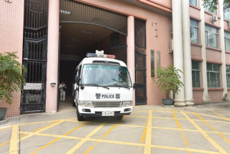 疑犯由深圳公安在深圳第一看守所押往皇岗边境。