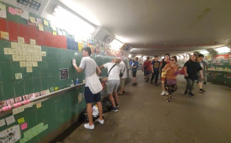 大埔连侬墙隧道有数十名市民到场清理。林思明摄