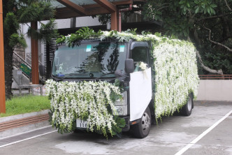靈車佈滿白蘭花