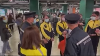 一名港铁女乘客与港铁职员发生拉扯，港铁报警。网上片段截图