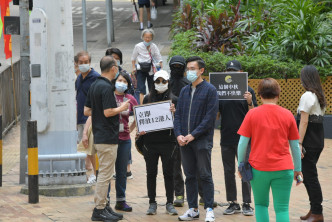 12名港人仍被扣留在深圳盐田看守所。家属到中联办请愿。