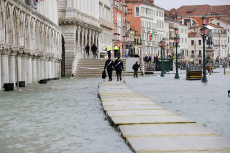 广场、街道也被水淹。AP