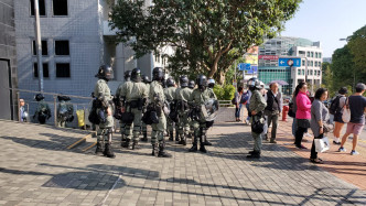 防暴警在商場外近達之路出口及港鐵九龍塘站戒備。
