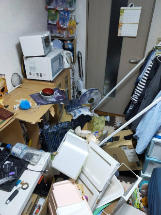 在日本的台湾民众住所物品散落一地。网上图片