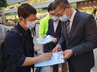 陳茂波到牛頭角街站簽名支持決定，以及邀請路過的市民簽名支持。