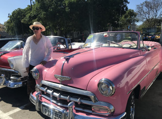 坐古董车

之前他坐古董车游古巴首都夏湾拿。