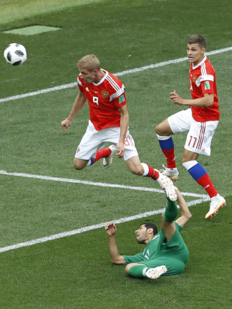 俄羅斯的加辛斯基(左)攻入今屆世界盃首個入球。AP