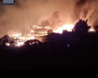 火势猛烈，大半条村被焚毁。网图