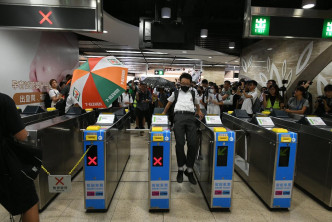 有人在沙田站跳閘機。