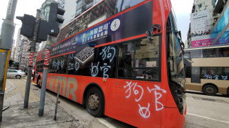 彌敦道有巴士被破壞放胎氣。
