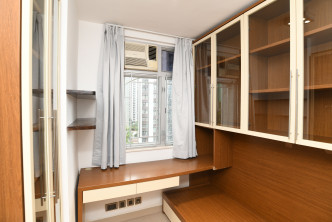 睡房裝有組合書桌，對正窗戶，方便住戶善用自然光辦公及溫書。