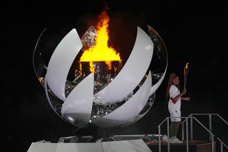 大坂直美于东奥开幕礼负责燃点圣火，反映国民对她的期望甚高。AP