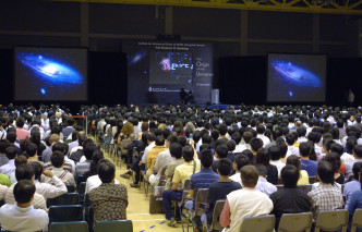 霍金在香港科技大学发表演说吸引2000名市民观赏。资料图片