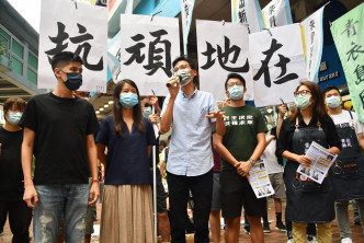 朱凱迪（中）宣布參加民主派初選。