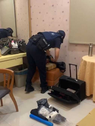 警員在新娘休息室內搜查。facebook《爆怨公社》群組圖片