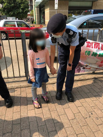 警员协助女孩一家团聚。警方图片