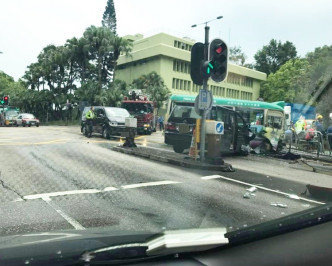 西貢公路4車相撞 至少13傷。網上圖片