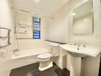 浴室以白色設計，感覺簡潔。